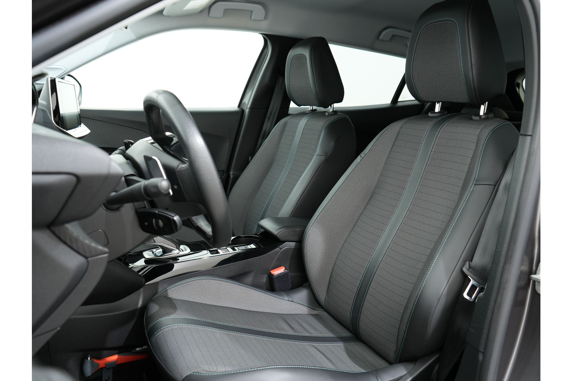 Peugeot 2008 1.2 PURETECH ALLURE PACK 130PK EAT8 46500939-2.jpg | Hvauto.nl