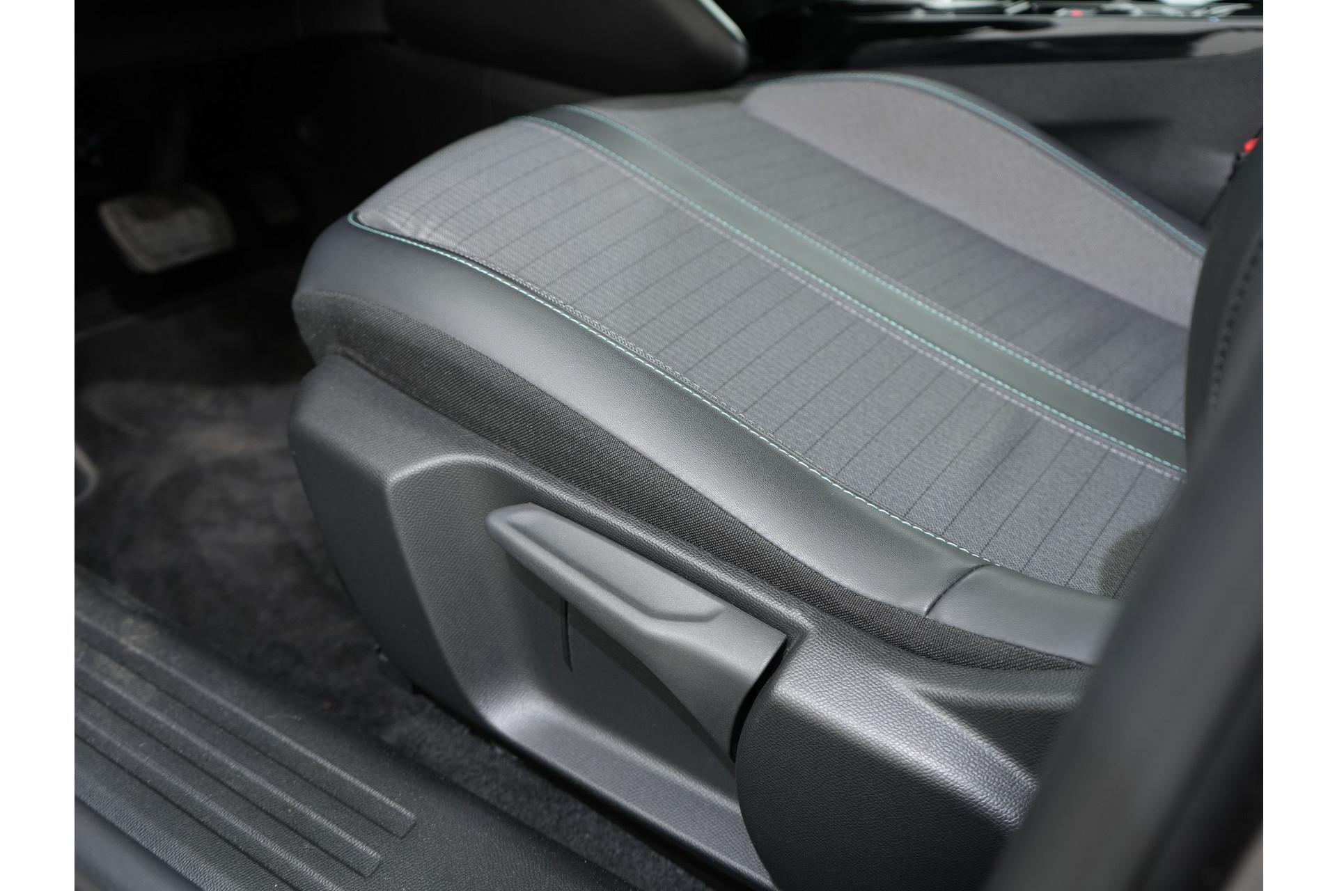 Peugeot 2008 1.2 PURETECH ALLURE PACK 130PK EAT8 46500939-24.jpg | Hvauto.nl