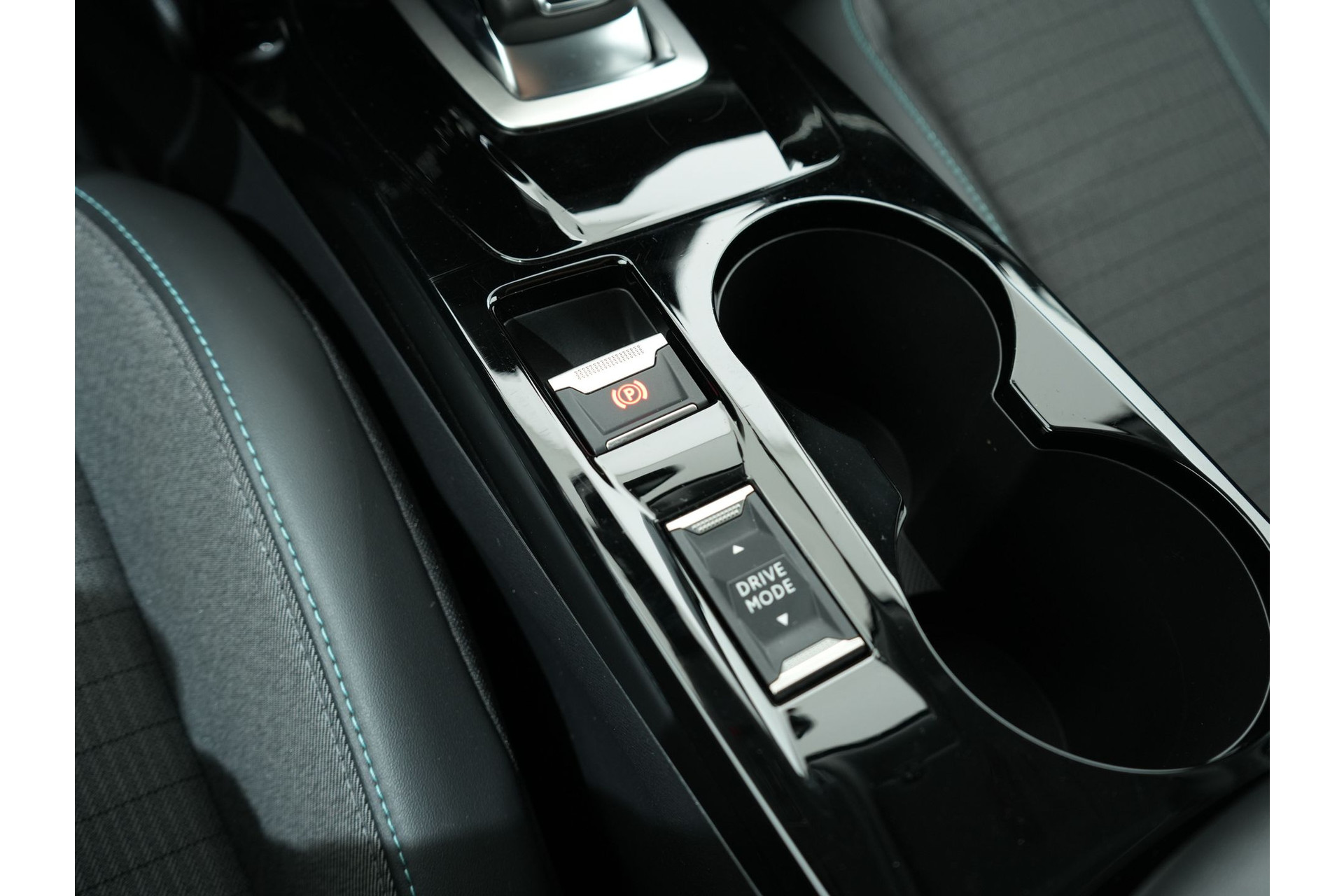 Peugeot 2008 1.2 PURETECH ALLURE PACK 130PK EAT8 46500939-26.jpg | Hvauto.nl