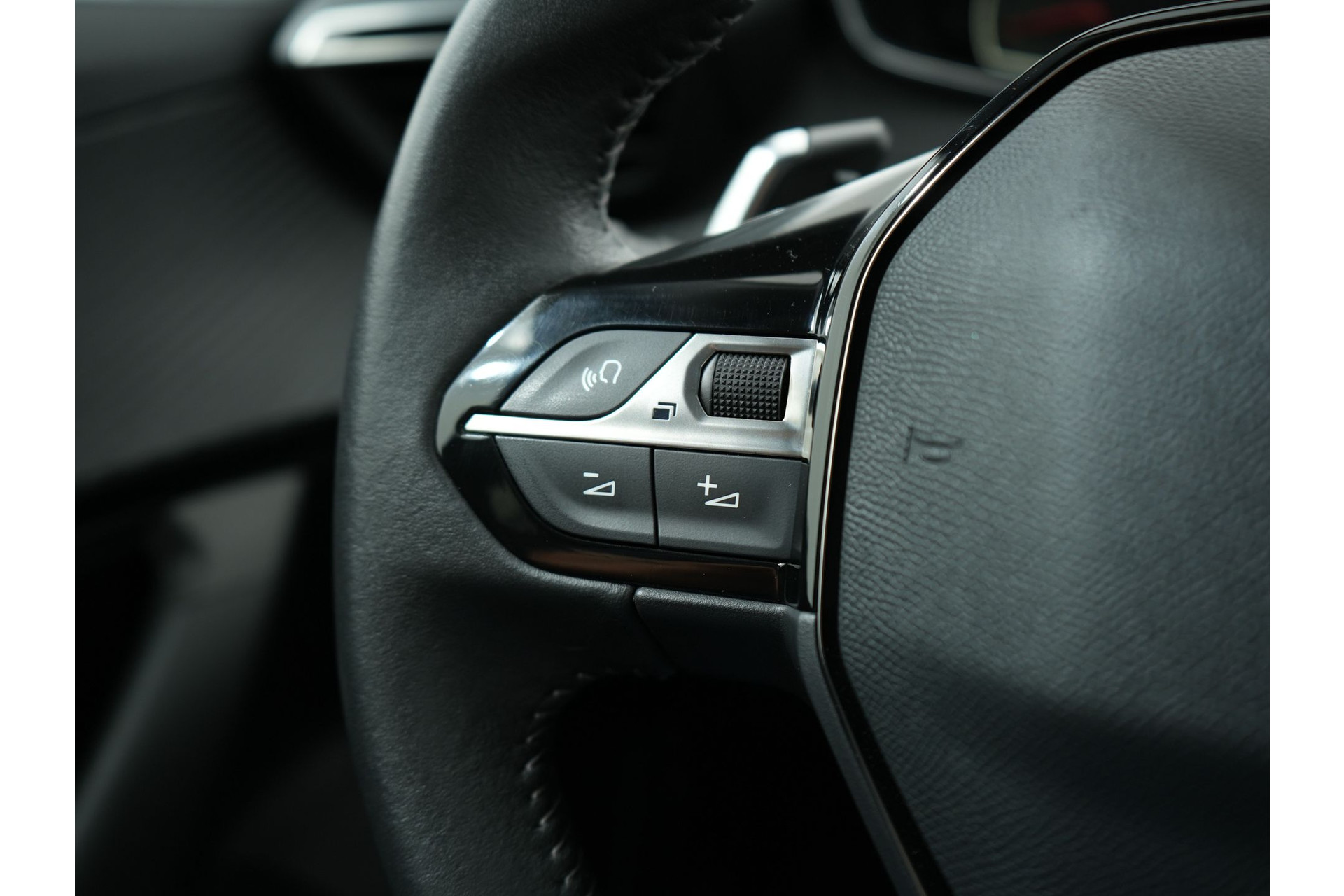 Peugeot 2008 1.2 PURETECH ALLURE PACK 130PK EAT8 46500939-36.jpg | Hvauto.nl