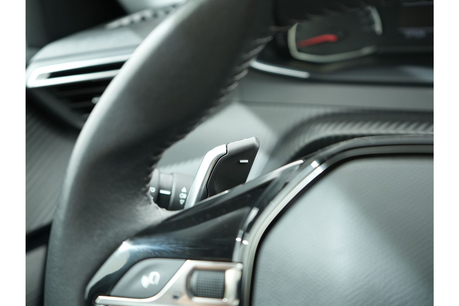 Peugeot 2008 1.2 PURETECH ALLURE PACK 130PK EAT8 46500939-41.jpg | Hvauto.nl