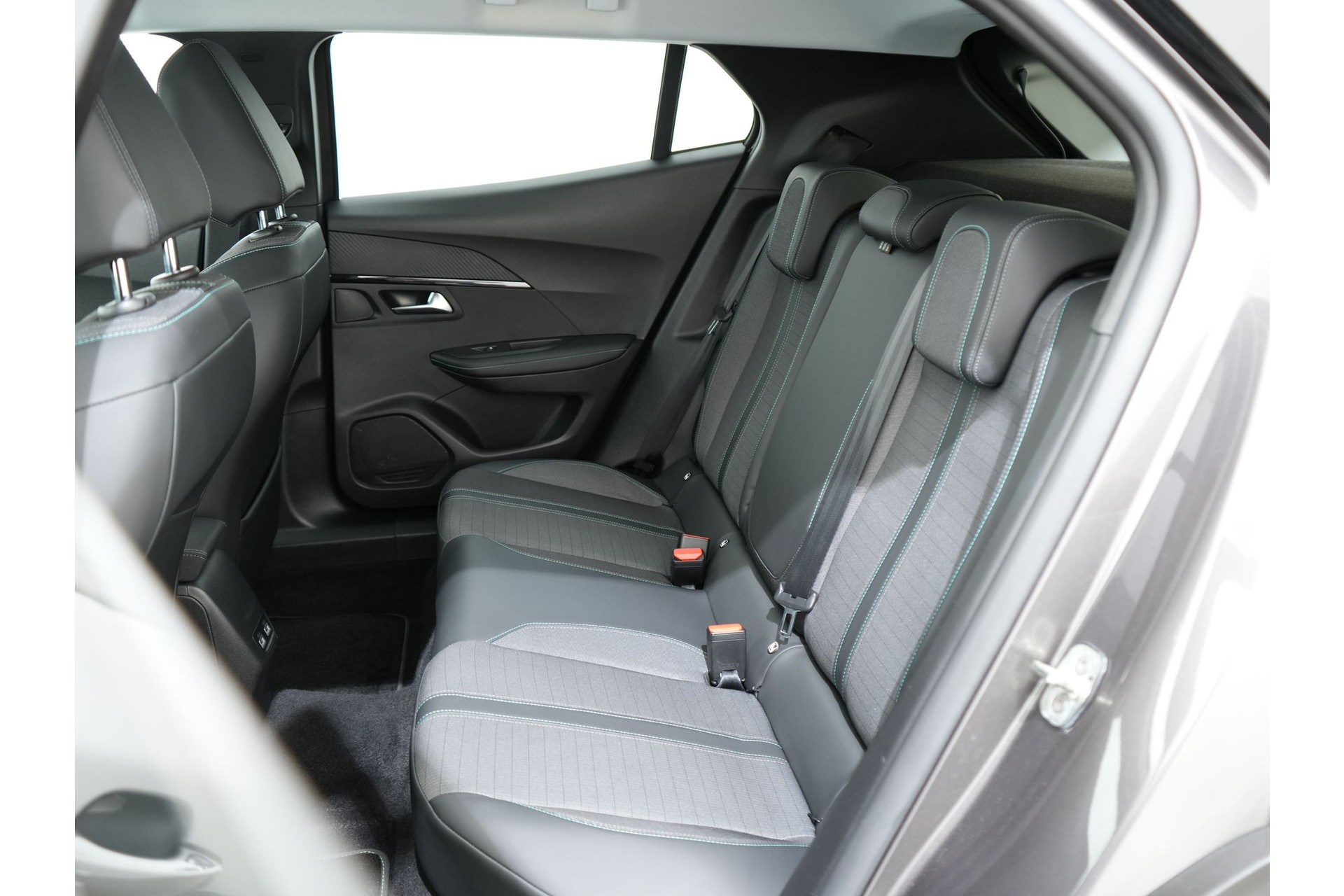 Peugeot 2008 1.2 PURETECH ALLURE PACK 130PK EAT8 46500939-42.jpg | Hvauto.nl