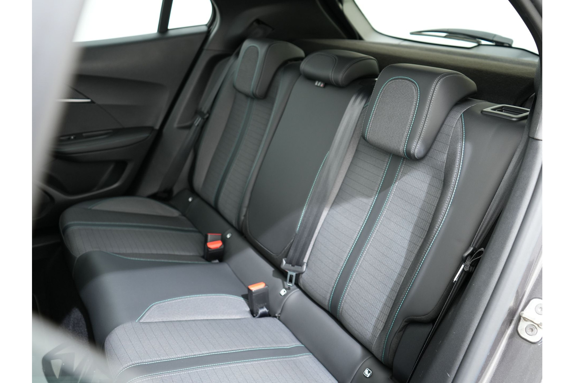 Peugeot 2008 1.2 PURETECH ALLURE PACK 130PK EAT8 46500939-43.jpg | Hvauto.nl