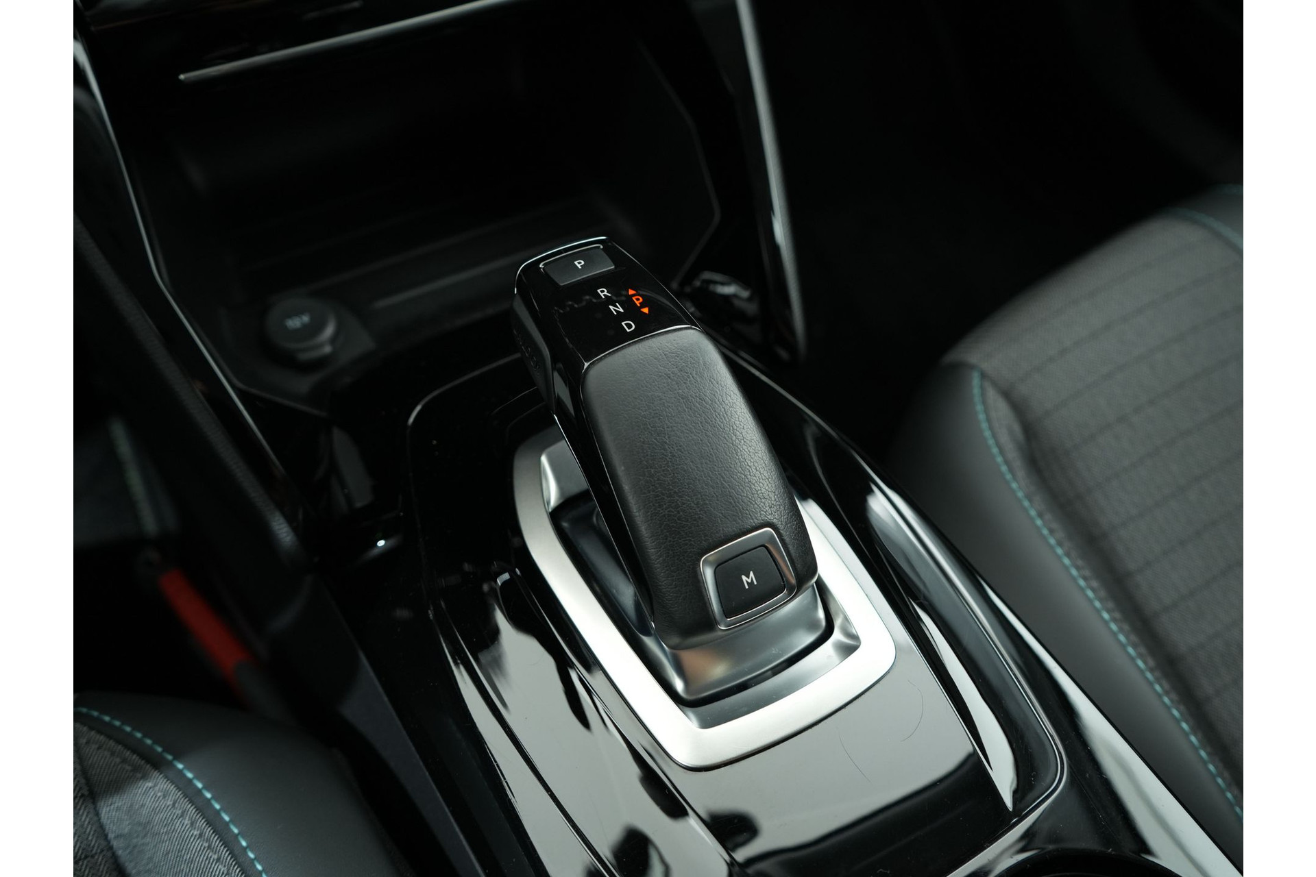 Peugeot 2008 1.2 PURETECH ALLURE PACK 130PK EAT8 46500939-5.jpg | Hvauto.nl