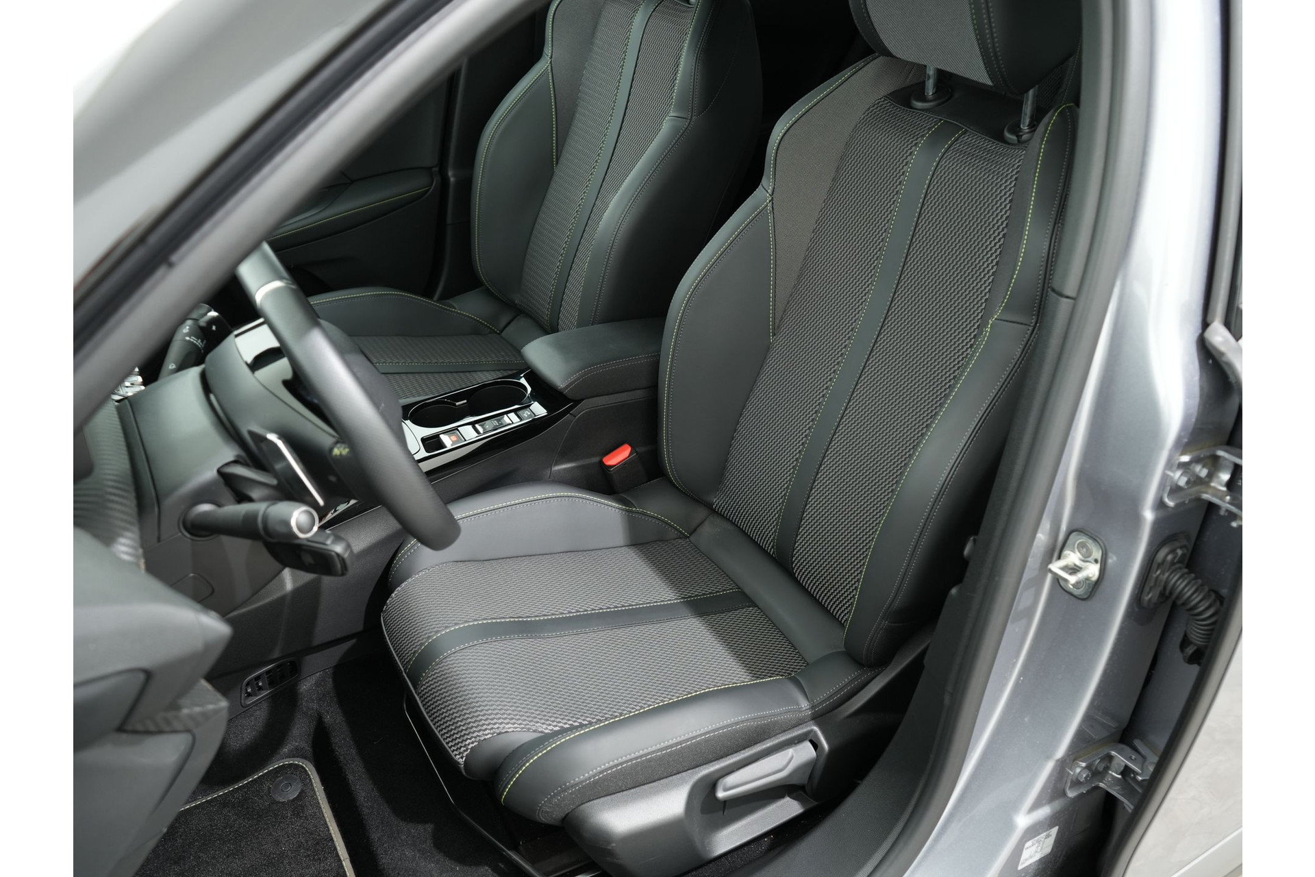 Peugeot 2008 1.2 HYBRID 145PK E-DCS GT 47017748-3.jpg | Hvauto.nl