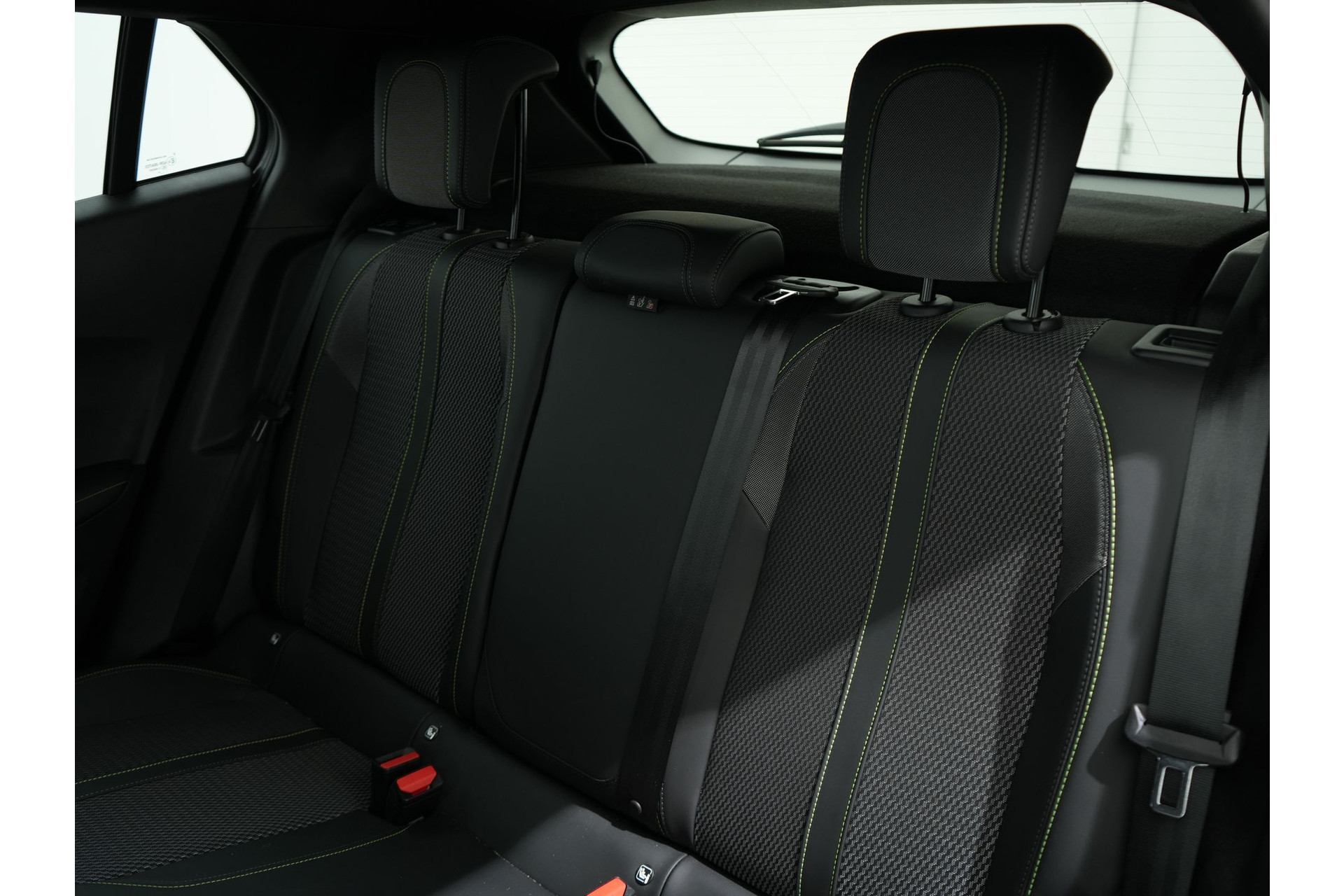 Peugeot 2008 1.2 HYBRID 145PK E-DCS GT 47017748-4.jpg | Hvauto.nl