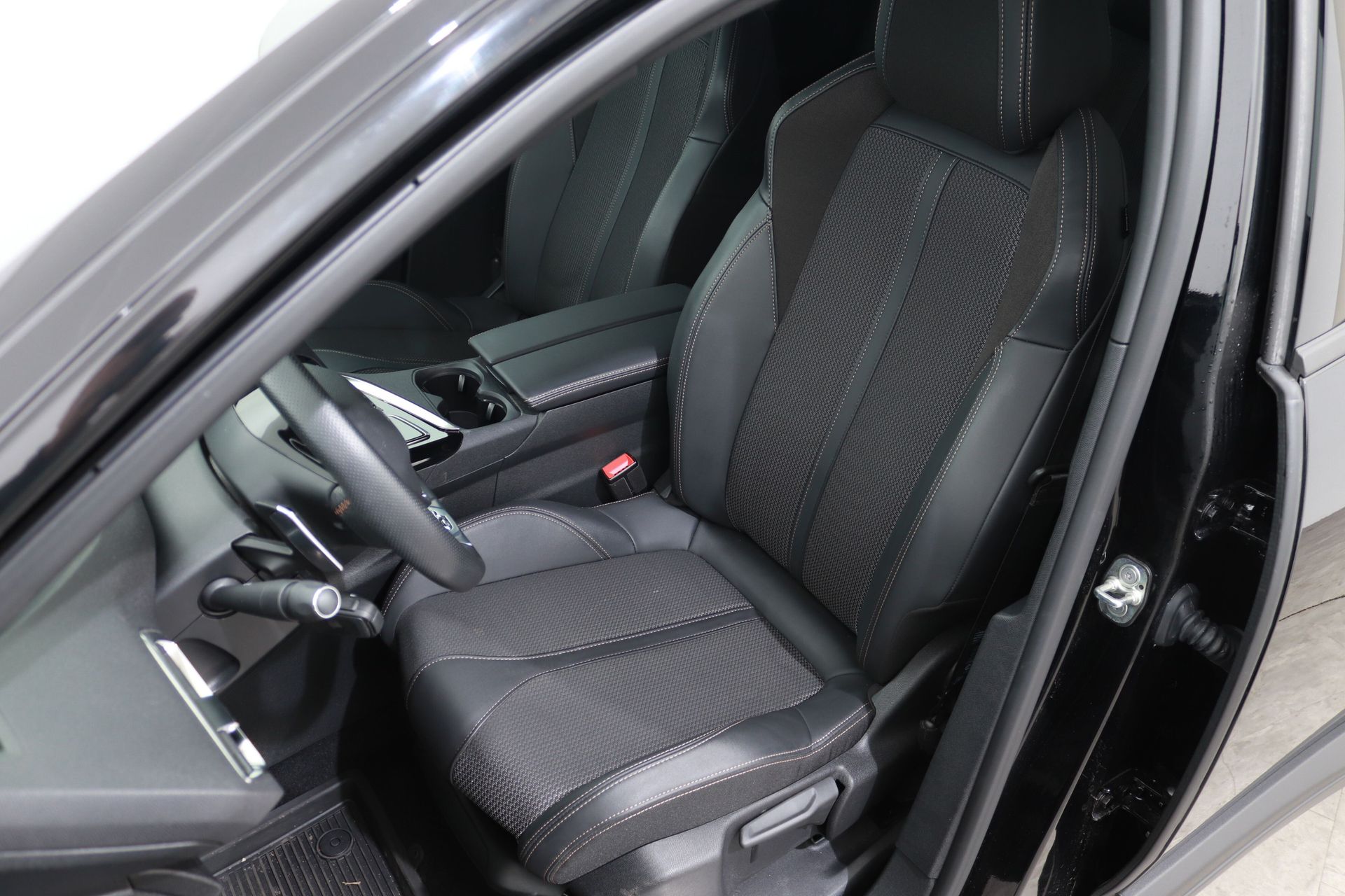 Peugeot 5008 1.2 PURETECH 130PK GT BLACK PACK EAT8 47019007-3.jpg | Hvauto.nl