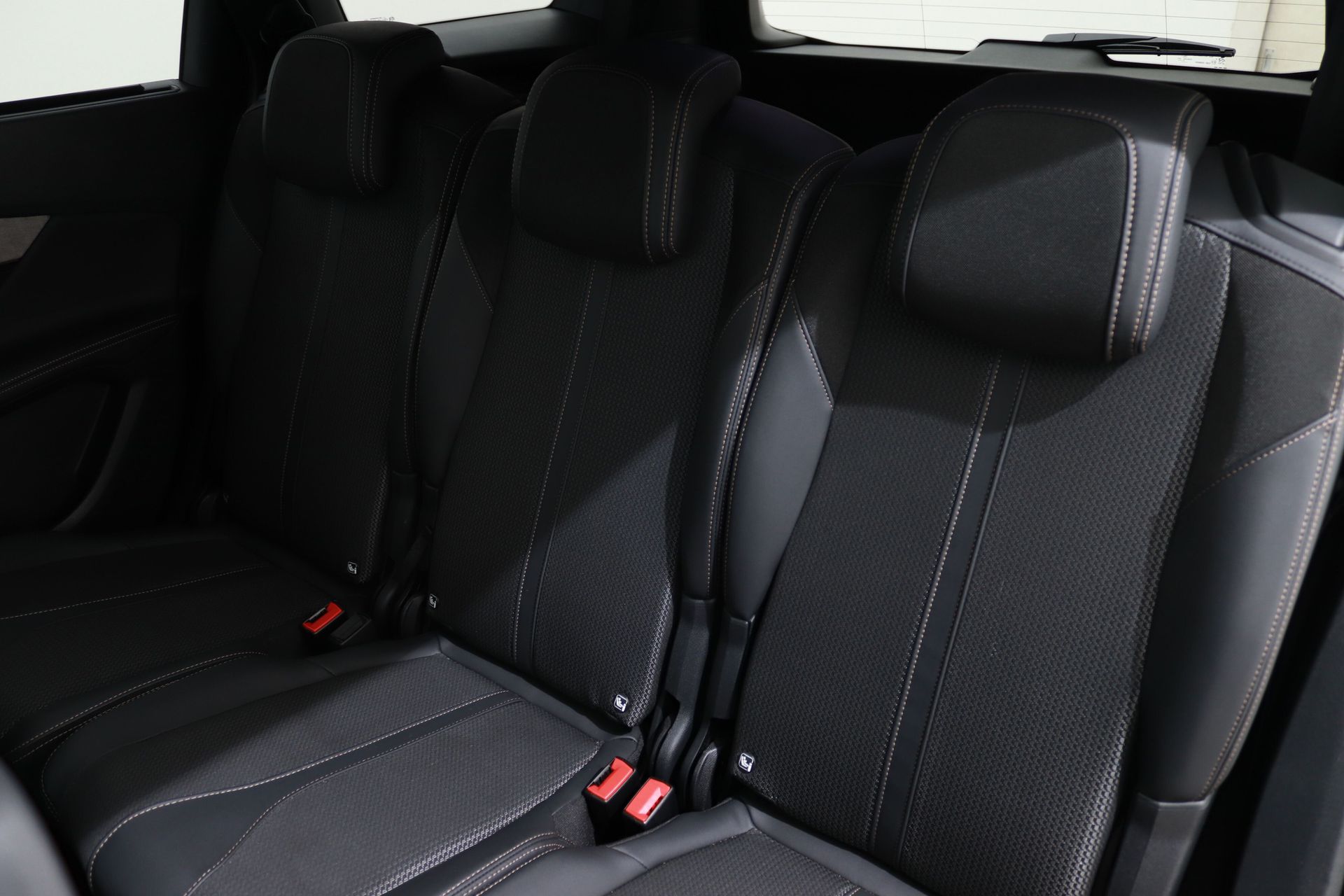 Peugeot 5008 1.2 PURETECH 130PK GT BLACK PACK EAT8 47019007-4.jpg | Hvauto.nl