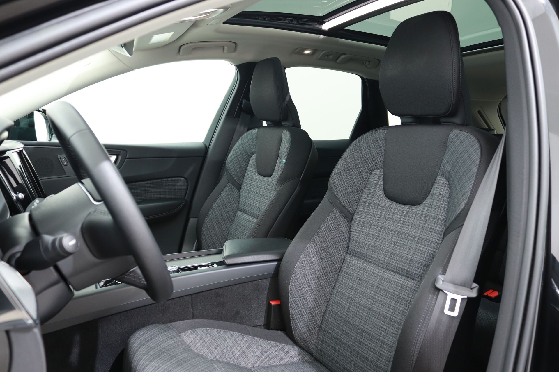 Volvo XC60 2.0 T6 RECHARGE 350PK AWD CORE BRIGHT AUT8 47032639-3.jpg | Hvauto.nl
