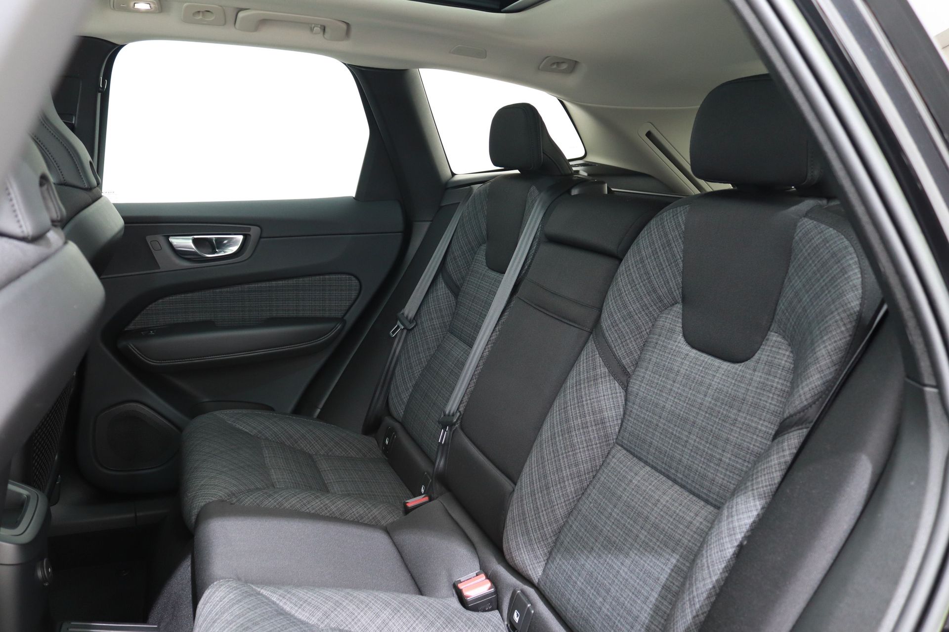 Volvo XC60 2.0 T6 RECHARGE 350PK AWD CORE BRIGHT AUT8 47032639-4.jpg | Hvauto.nl