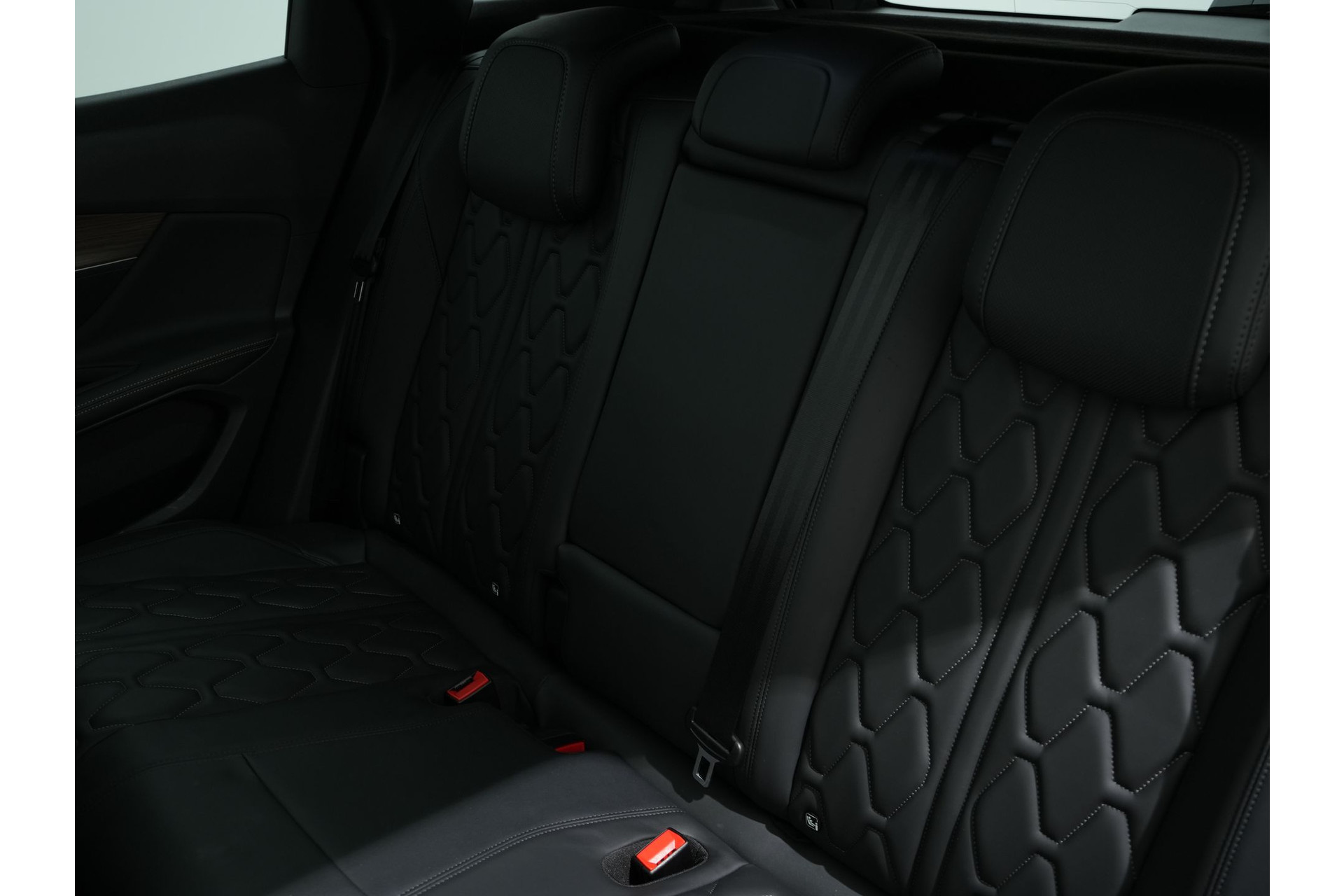 Peugeot 3008 1.6 HYBRID4 300PK GT EAT8 47045997-4.jpg | Hvauto.nl