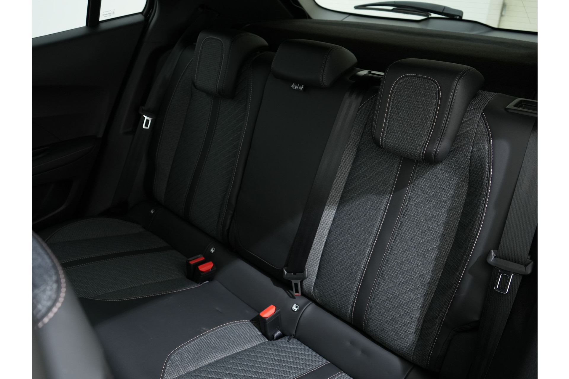 Peugeot 2008 1.2 PURETECH 130PK ALLURE EAT8 47175681-4.jpg | Hvauto.nl