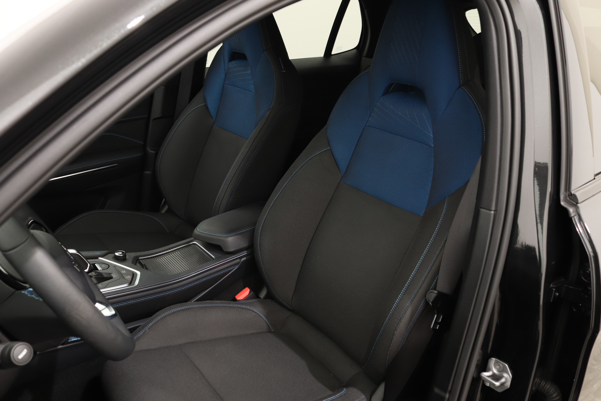 Lynk & Co 01 1.5 PLUG-IN HYBRID (MY 2024) 261PK AUT7 47350802-3.jpg | Hvauto.nl