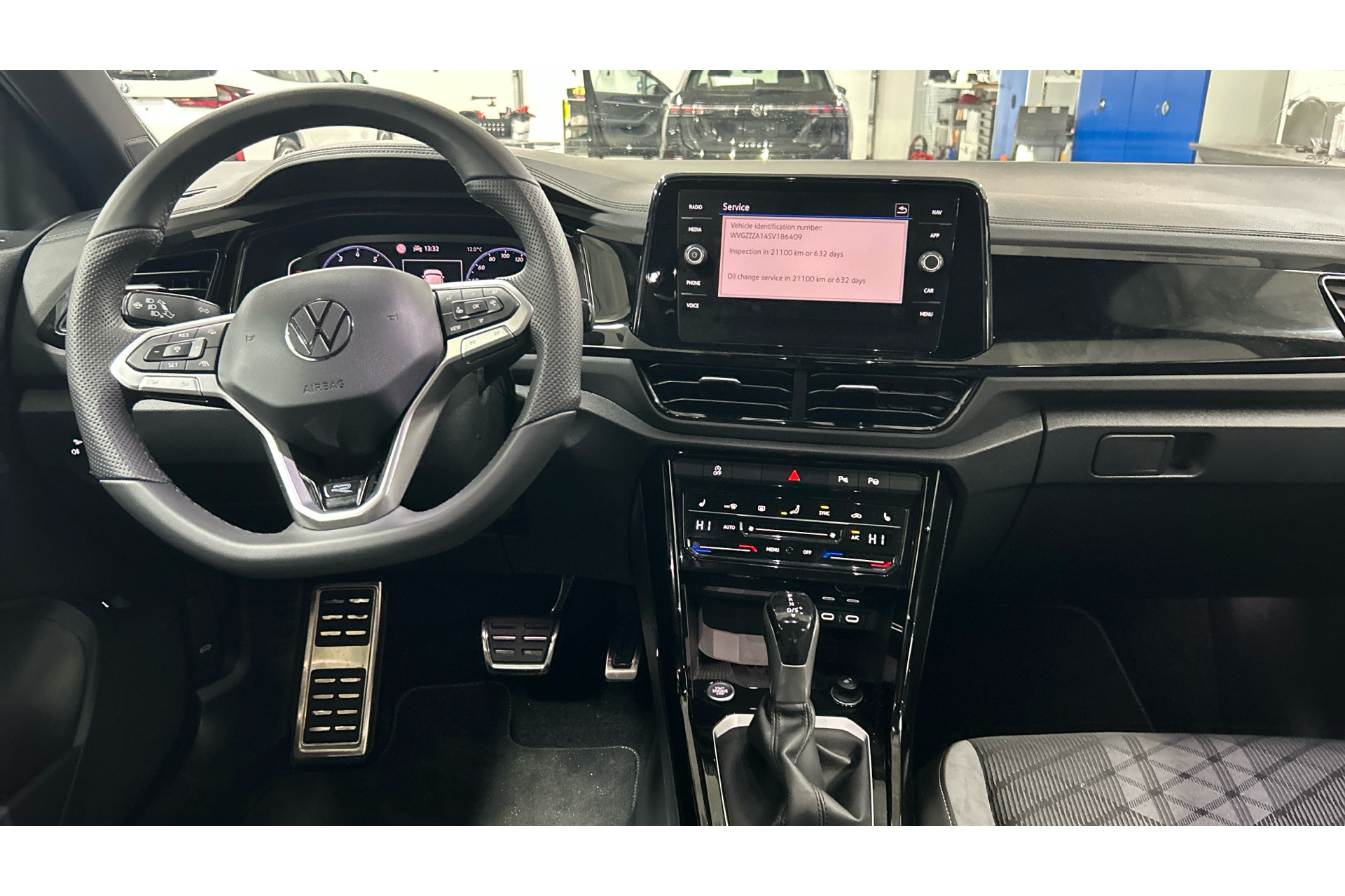 Volkswagen T-Roc 1.5 TSI R-LINE 150PK BLACK EDITION DSG 49339436-1.jpg | Hvauto.nl