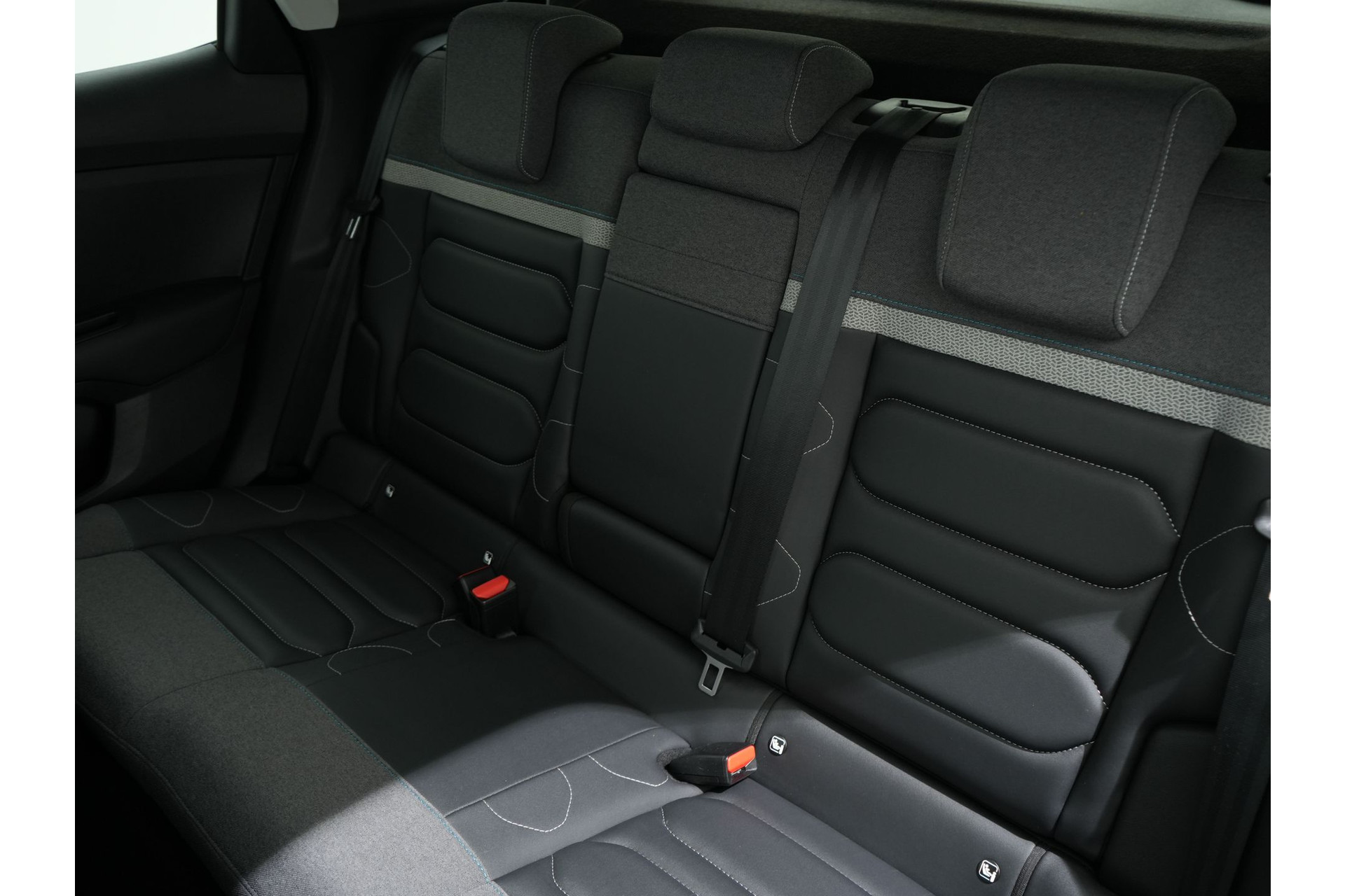 Citroën C4 1.2 PURETECH 130PK SHINE EAT8 50157460-4.jpg | Hvauto.nl