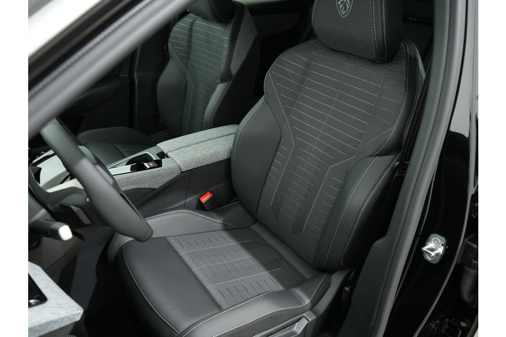 Peugeot e-3008 GT 73 KWH 210PK 54187344-3.jpg | Hvauto.nl