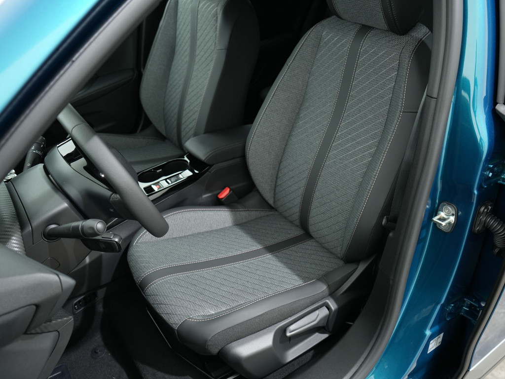 Peugeot 2008 1.2 HYBRID 145PK ALLURE E-DCS6 55812171-3.jpg | Hvauto.nl