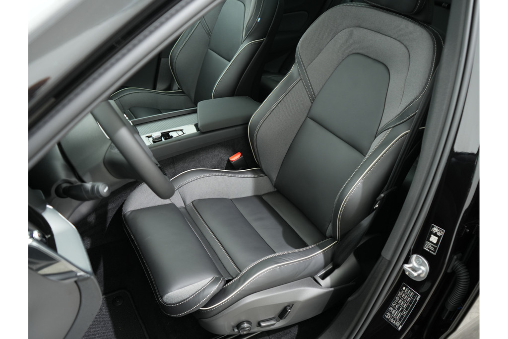 Volvo XC60 2.0 T6 350PK RECHARGE AWD PLUS BLACK EDITION AUT8 56174260-3.jpg | Hvauto.nl