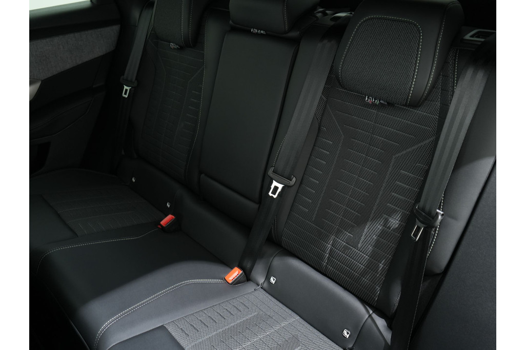 Peugeot 3008 1.2 HYBRID 145PK GT E-DCS6 56653310-4.jpg | Hvauto.nl