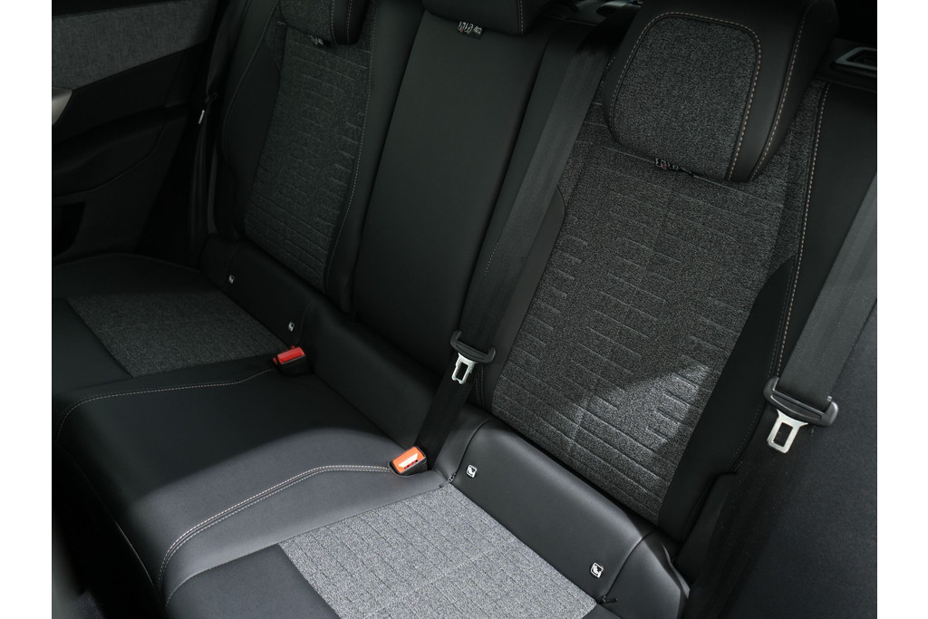 Peugeot 3008 1.2 HYBRID 145PK ALLURE E-DCS6 56706649-4.jpg | Hvauto.nl