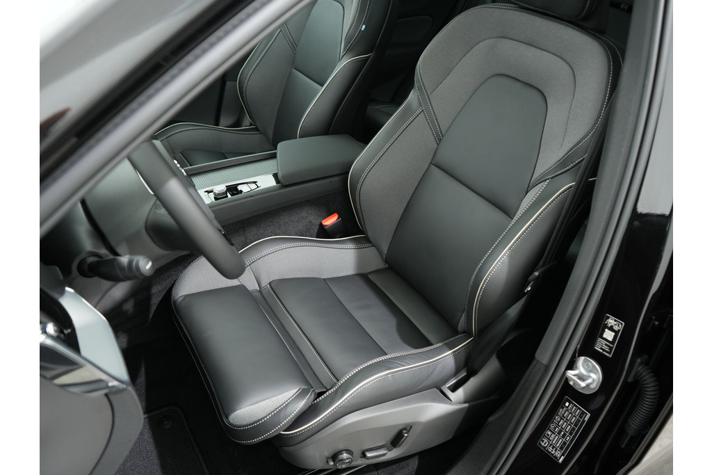 Volvo XC60 2.0 T6 RECHARGE 350PK AWD PLUS BLACK EDITION AUT8 57339773-3.jpg | Hvauto.nl